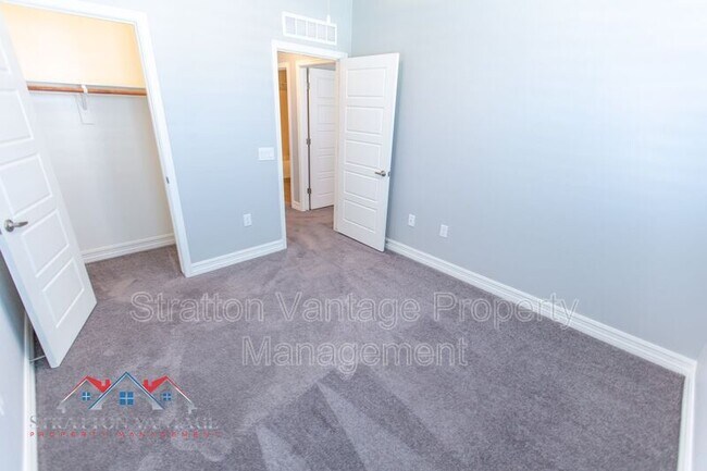 Building Photo - 2821 S Skyline Dr