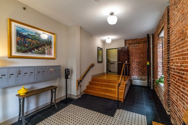 Building Photo - 400 W Church Ave