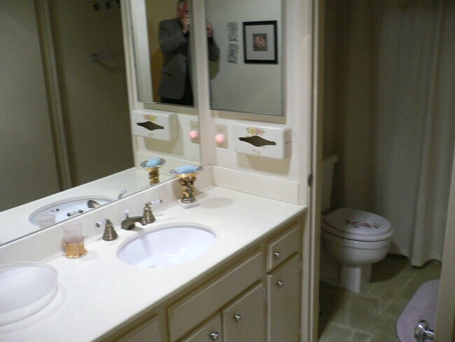 Building Photo - Charming Single Level 2br/2Ba Condo In Oaks North Senior 55+ Area