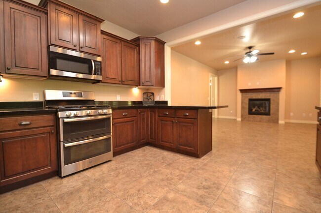 Building Photo - Stunning 6 bedroom 3 bathroom home in Daybreak South Jordan!!!