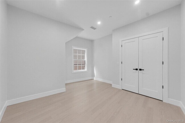 Building Photo - 10 Market St