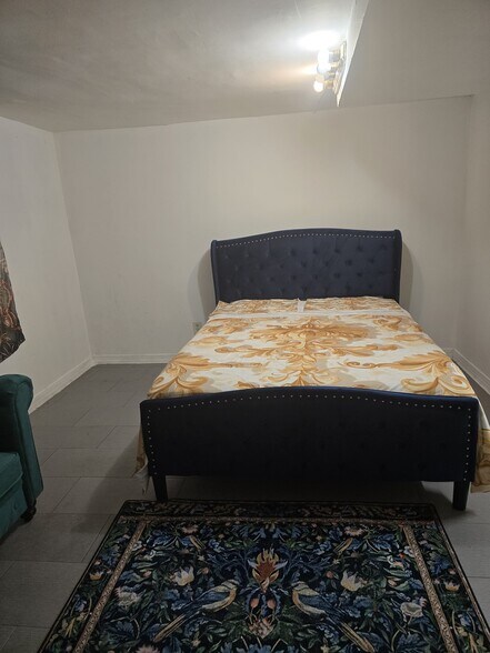 Queen size bed - 2590 Cranston Rd