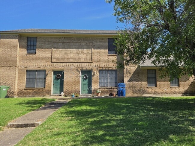 Primary Photo - 910 Lancelot Cir