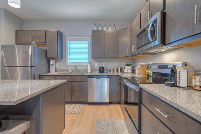 Building Photo - Spacious 4-Bedroom, 3-Story Townhome for Students - FURNISHED