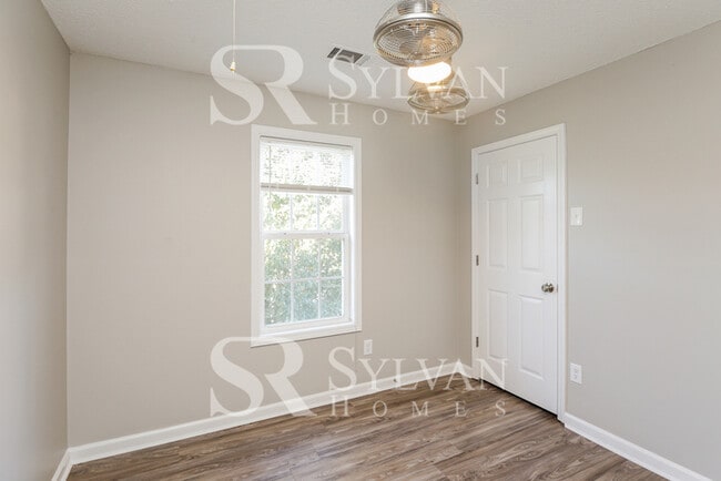 Building Photo - Spacious 5 bedroom home awaits you!