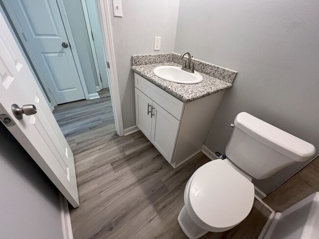 Building Photo - Must See! 1 bedroom, 1 bath apartment on H...