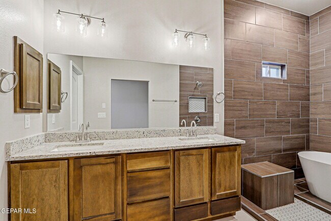 Building Photo - 916 Keenland Ave