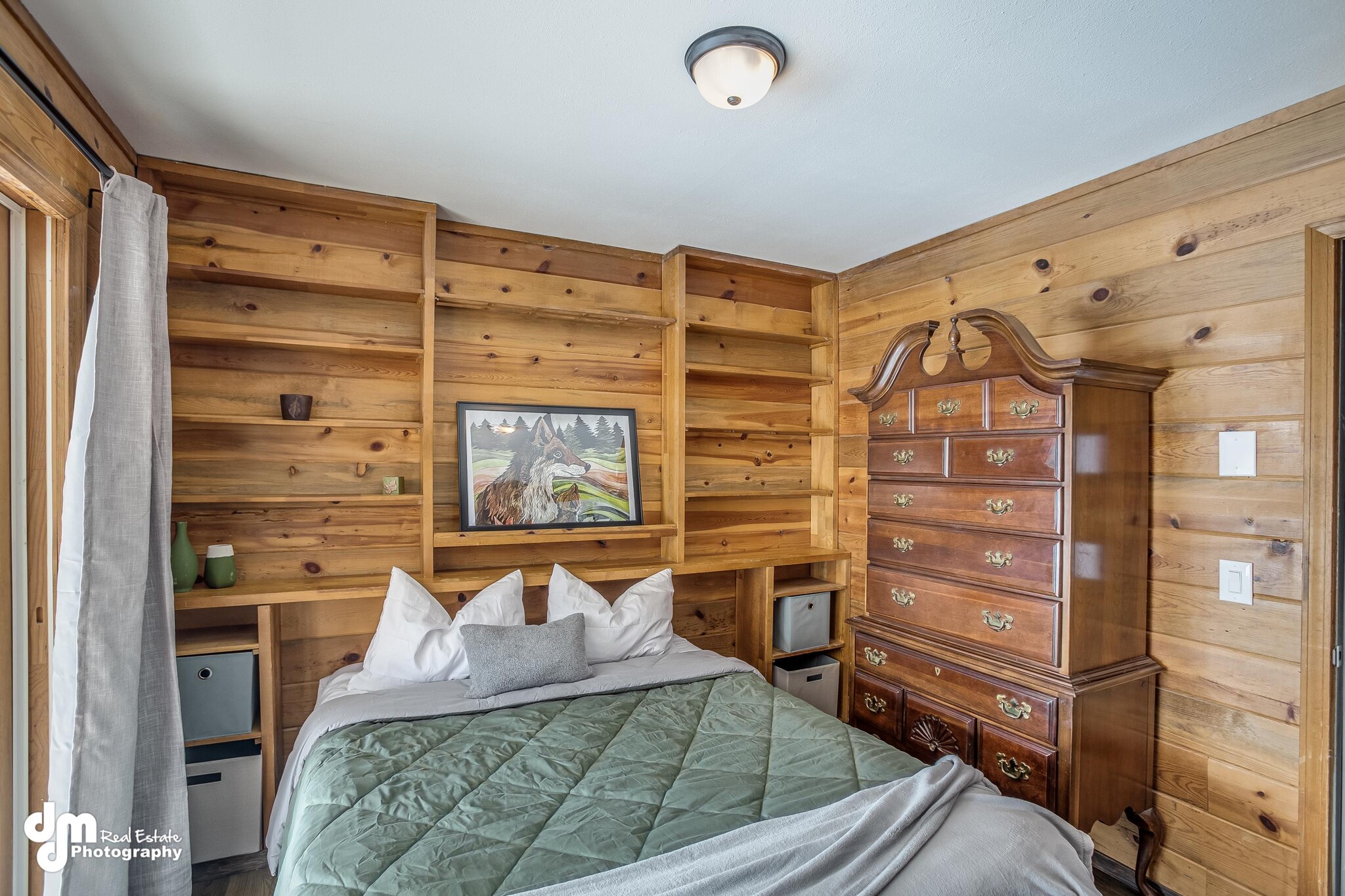 3rd bedroom buit in selves and plenty of storage - 1431 E Holland Ave