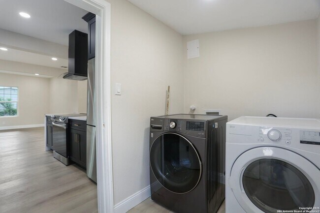 Building Photo - 207 Alvarez Pl