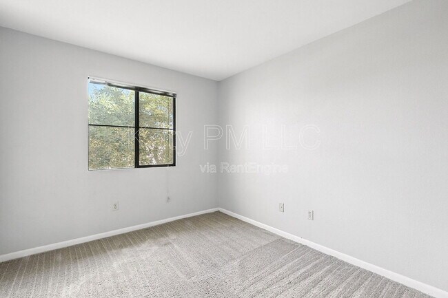 Building Photo - 1005 E 8th St