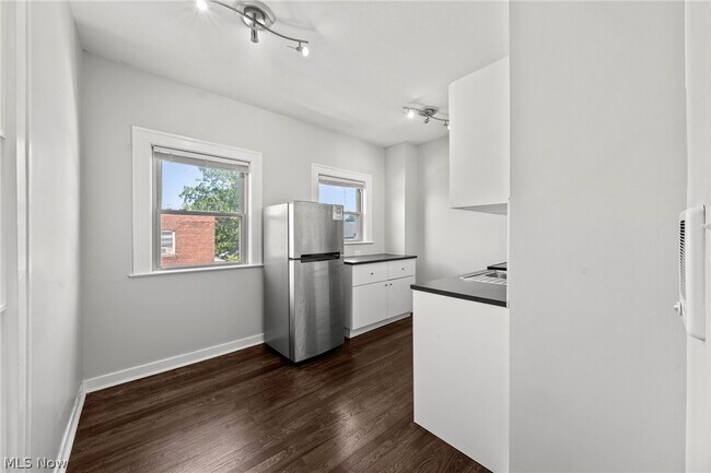 Building Photo - 1385 Cranford Ave