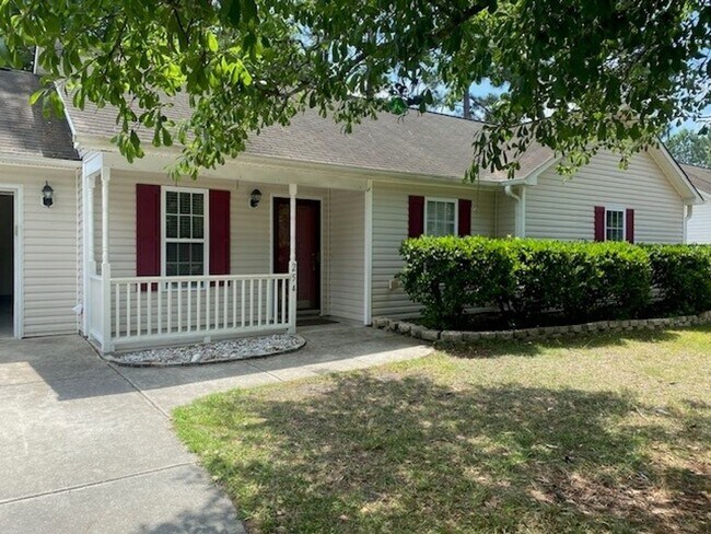 Building Photo - Welcome to this charming 3 bedroom, 2 bath...