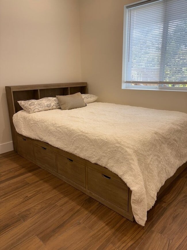 Building Photo - 609 Sunset Dr