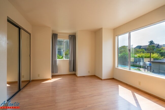 Building Photo - 308 River St