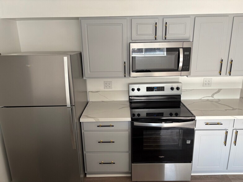 Building Photo - 150 N Main St