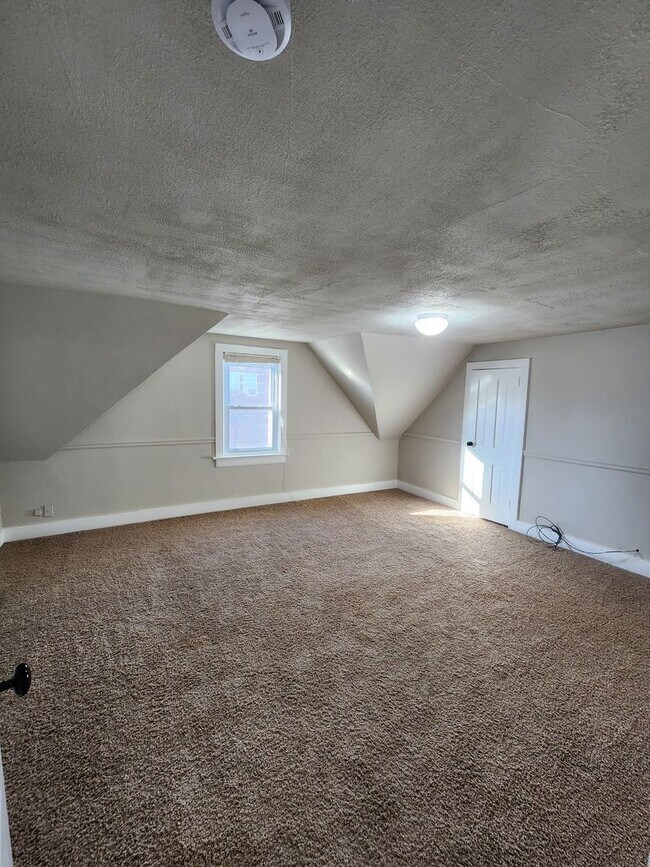 Building Photo - Spacious 3 Bedroom 1.5 Bathroom Home
