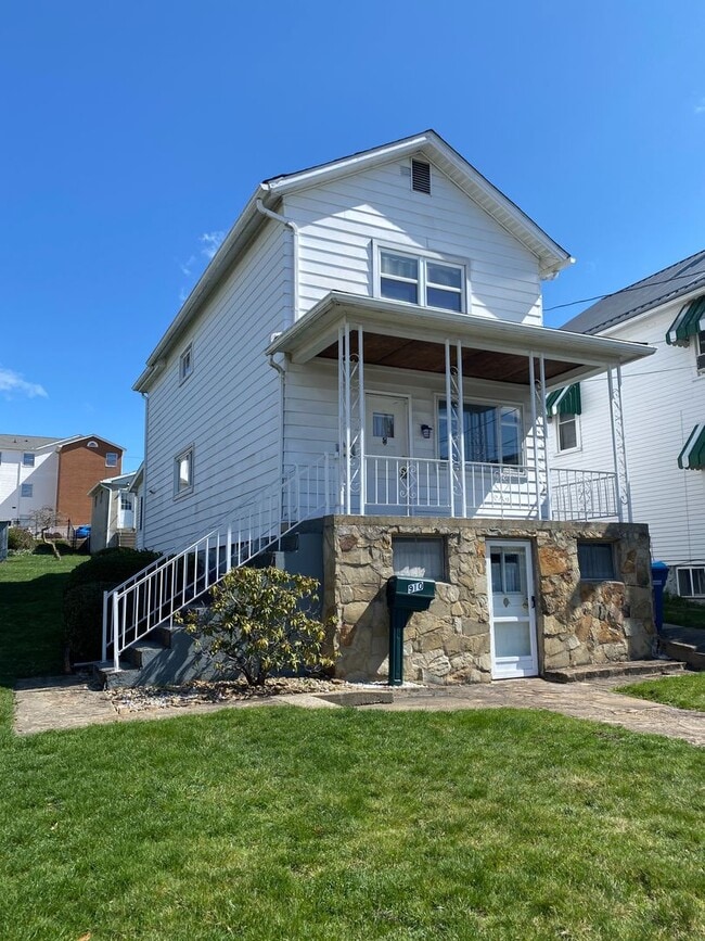 Primary Photo - Spacious 2 Bed 1.5 Bath Home with Garage f...