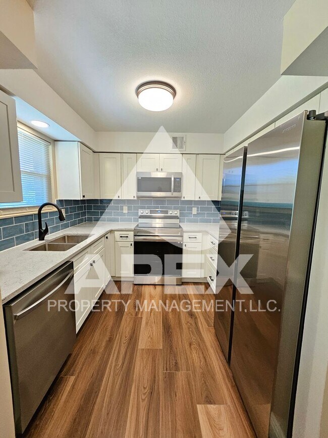 Building Photo - Renovated - 2 Bd 2.5 Ba Townhouse Duplex w/Huge Bonus room and oversized 1-car garage in West Kno...