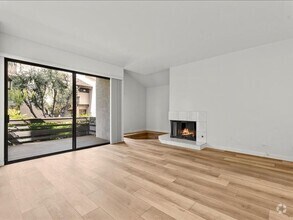 Building Photo - Spacious 3Beds+2.5Baths Townhouse With A B...