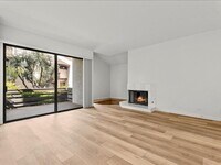 Building Photo - Spacious 3Beds+2.5Baths Townhouse With A B...
