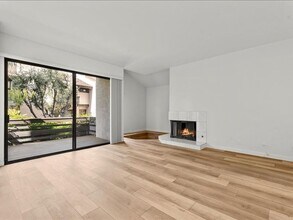 Building Photo - Spacious 3Beds+2.5Baths Townhouse With A B...