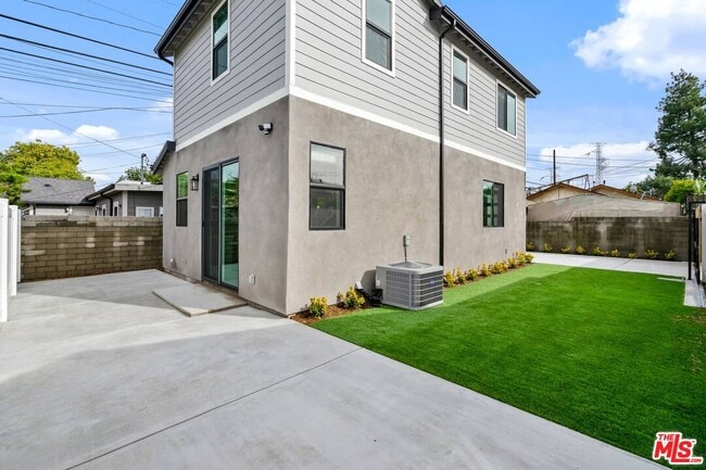 Building Photo - 3113 Hollydale Dr