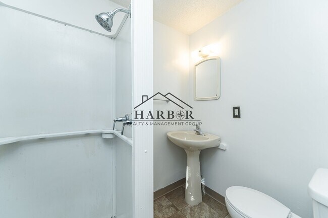 Building Photo - 4 Bedroom Home-Walking Distance to Downtown Rochester!