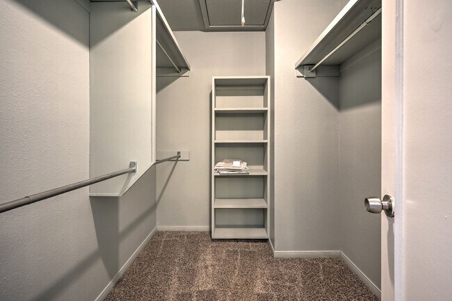 Building Photo - Beautiful 2+ Bedroom, 4 Level Townhome Wit...