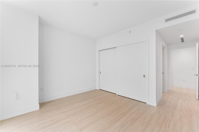 Building Photo - 2411 Laguna Cir