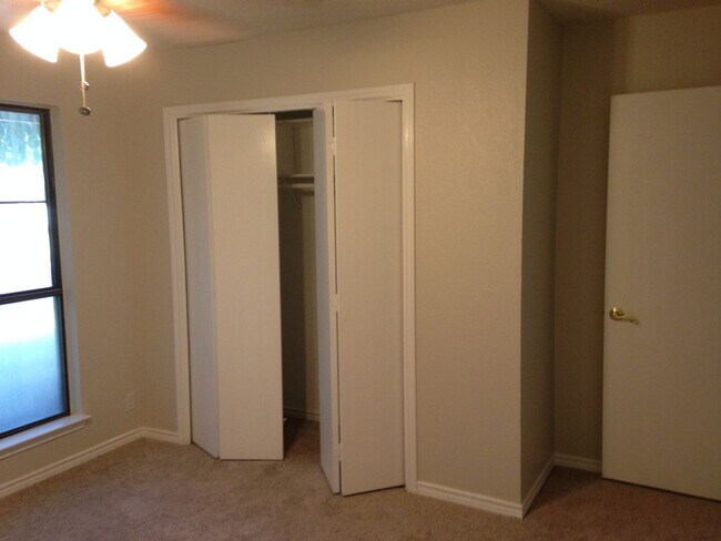 Building Photo - 410 Deepwood Dr