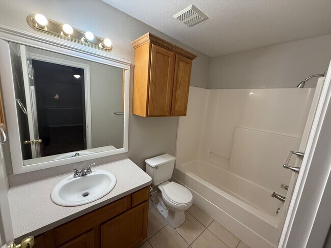 Building Photo - Spacious 3 bedroom / 3 bath duplex in convenient location