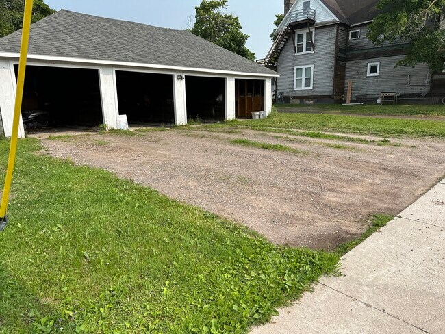 Building Photo - 803 Young St