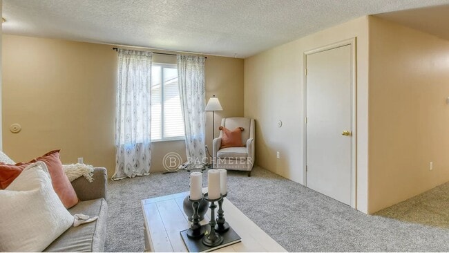Building Photo - 3 Bed, 2 Bath Townhome