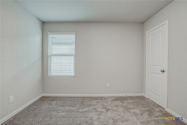 Building Photo - 1945 Redstart