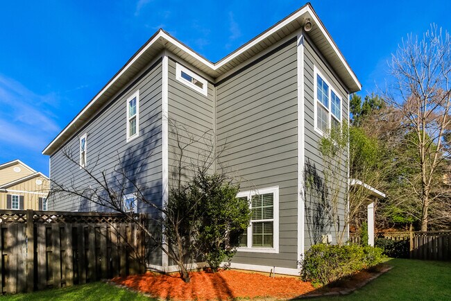 Building Photo - Inviting 3-Bedroom Home