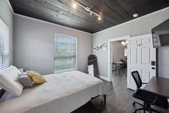 Building Photo - 605 S Oak Cliff Blvd
