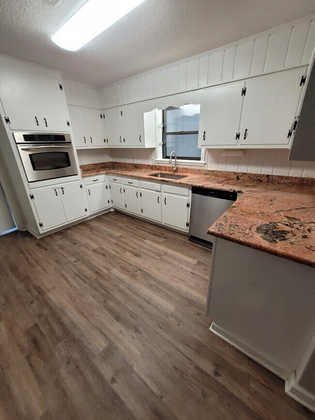 Building Photo - 151 Country Club Dr