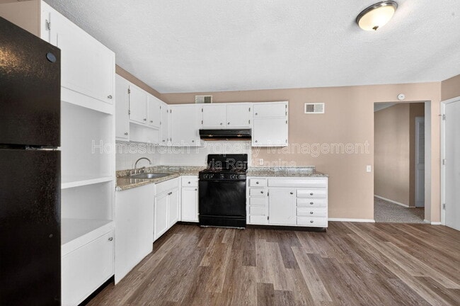 Building Photo - 1310 Petite Dr