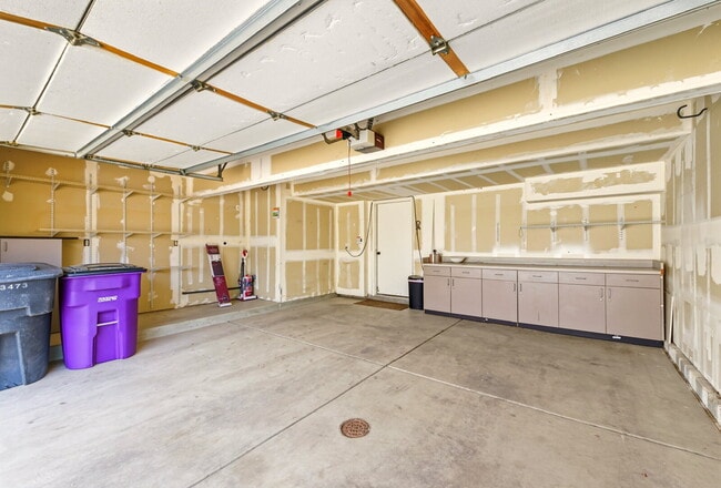 Building Photo - 3 Bed 2.5 Bath Home in Green Valley Ranch!