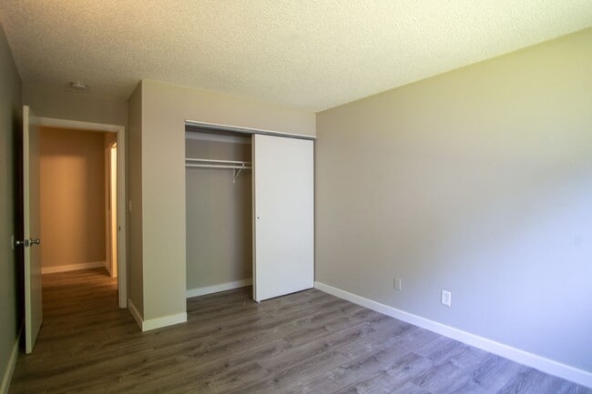 Building Photo - Close-in SE Spacious 3-Bed + A/C Ready Late July!