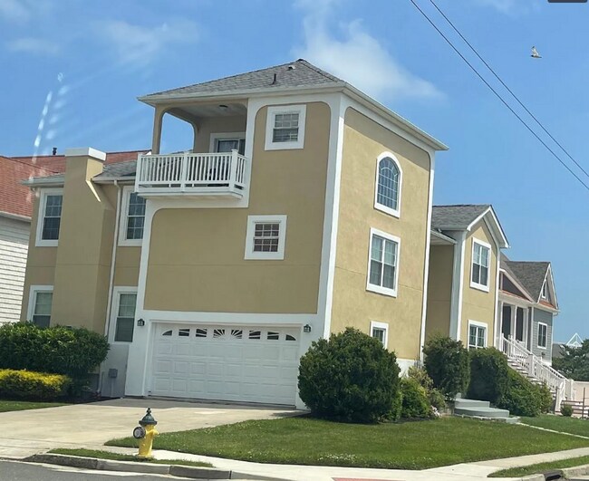 Building Photo - 909 N Burghley Ave