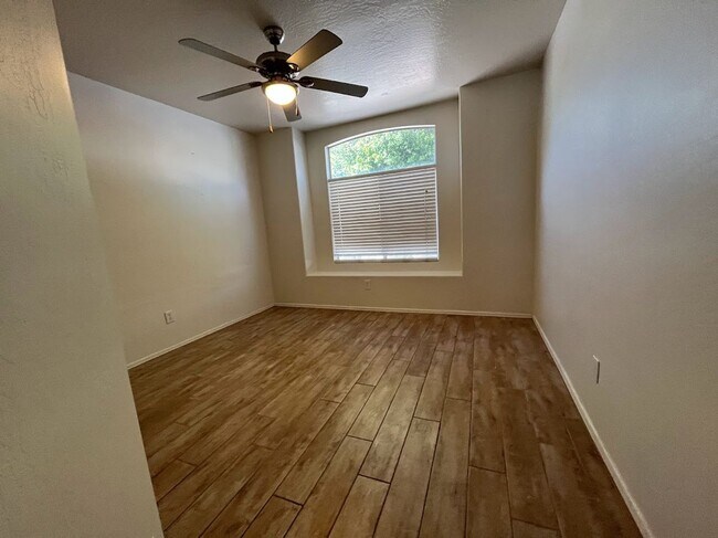 Building Photo - 2 BEDROOM PLUS DEN NEAR ARROWHEAD SHOPS