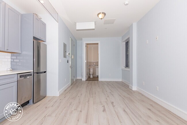 Building Photo - 462 Seneca Ave