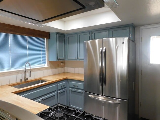 Building Photo - Spacious 3bd 2.5ba Quiet location.