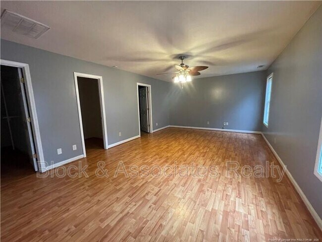 Building Photo - 596 E Lake Ridge Rd