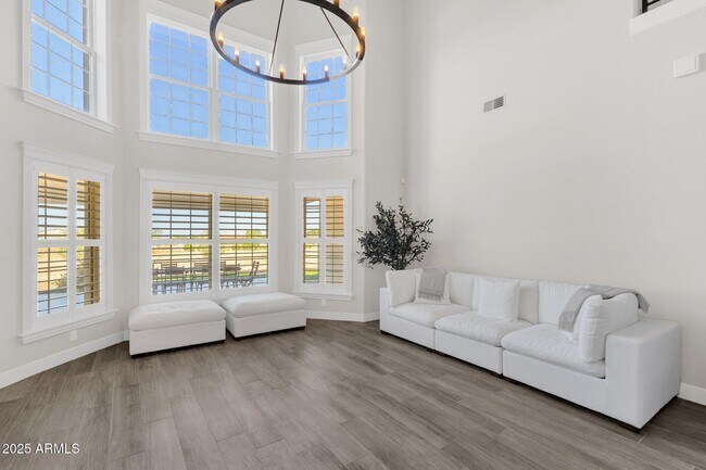 Building Photo - 856 W Quail Cir