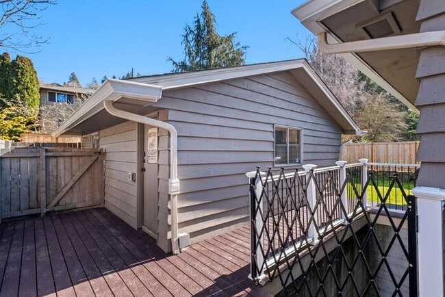 Building Photo - Elegant and Spacious Air-Conditioned Lincoln Park Rambler