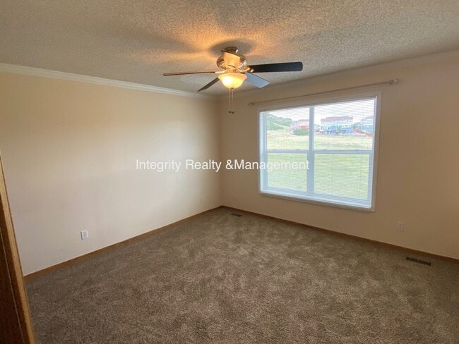 Building Photo - 2088 Oakcrest Cir