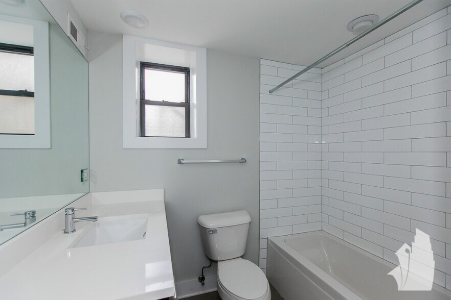 Building Photo - 1952 W Nelson St