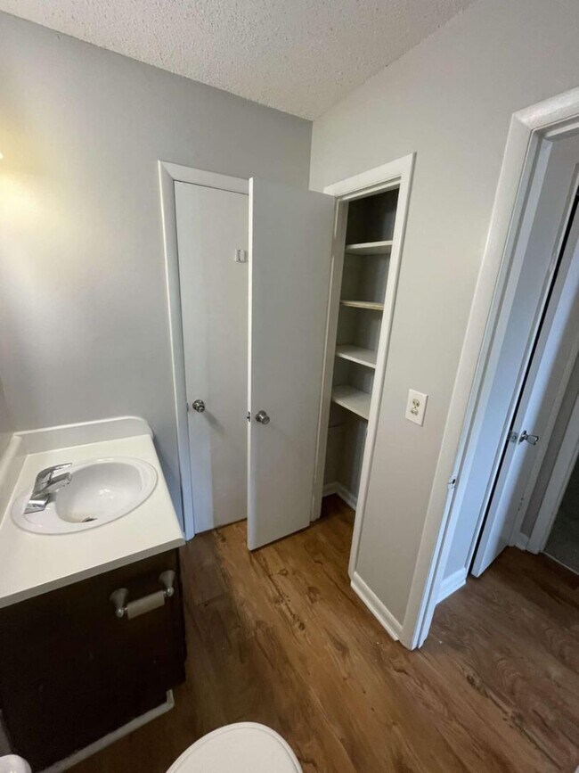 Building Photo - 1 Bedroom Apartment with a Bonus Loft - $7...